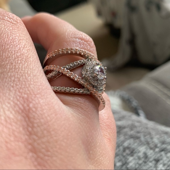 ☀️ Elegant Criss Cross Luxury 925 Silver Ring ☀️ - Picture 6 of 9